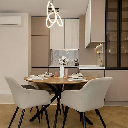 Cozy Living In Family Garden With Parking Space By Flat Manаger * فارنا
